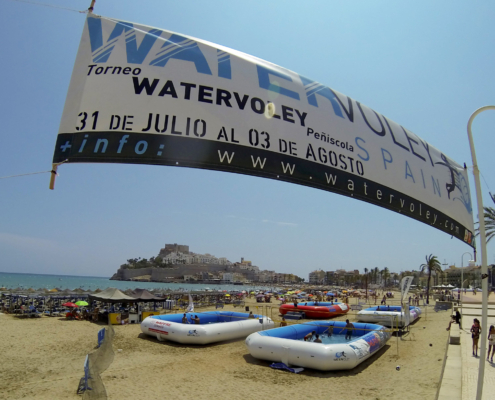 Torneo Watervolley Spain® de Peñiscola con 4 piscinas deportivas profesionales WSP® en la playa cerca del paseo maritimo.
