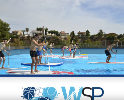 10 chicos practicando Paddle surf en una piscina portátil WSP®