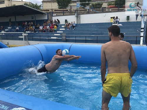 Jugador torrándose en una recepción dentro de la piscina deportiva watervolley spain