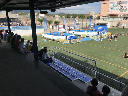 Imagen desde la grada de la instalación de dos piscinas en un campo de futbol