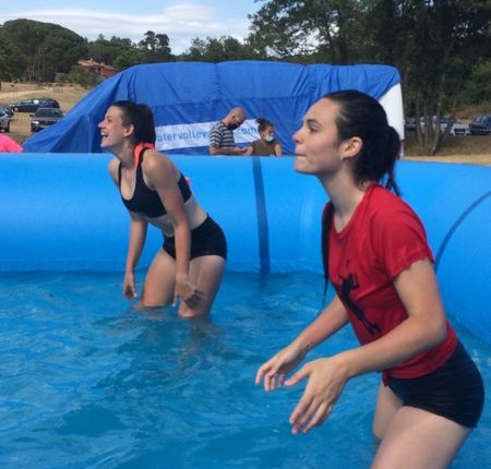 dos chicas jugando a watervolley dentro de una piscina