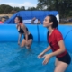dos chicas jugando a watervolley dentro de una piscina
