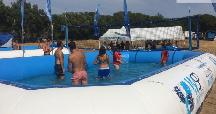 un grupo de jugadores y jugadores dentro de una piscina practicando watervolley
