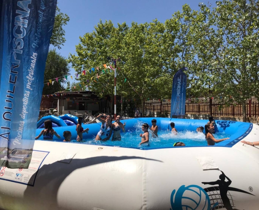 Un grupo de niños disfrutando en una piscina deportiva en la Fiesta Casa de Andalucía en Leganés