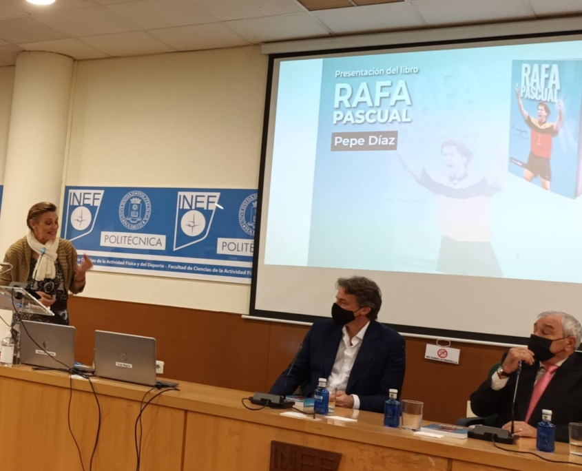 Imagen de Rafa Pascual y Pepe Díaz en su presentación ante los medios con una sub-imagen detrás con el libro