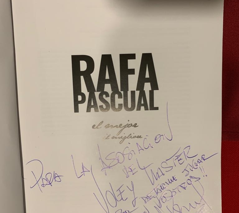 Imagen del libro de rafa Pascual firmado para Voley master España