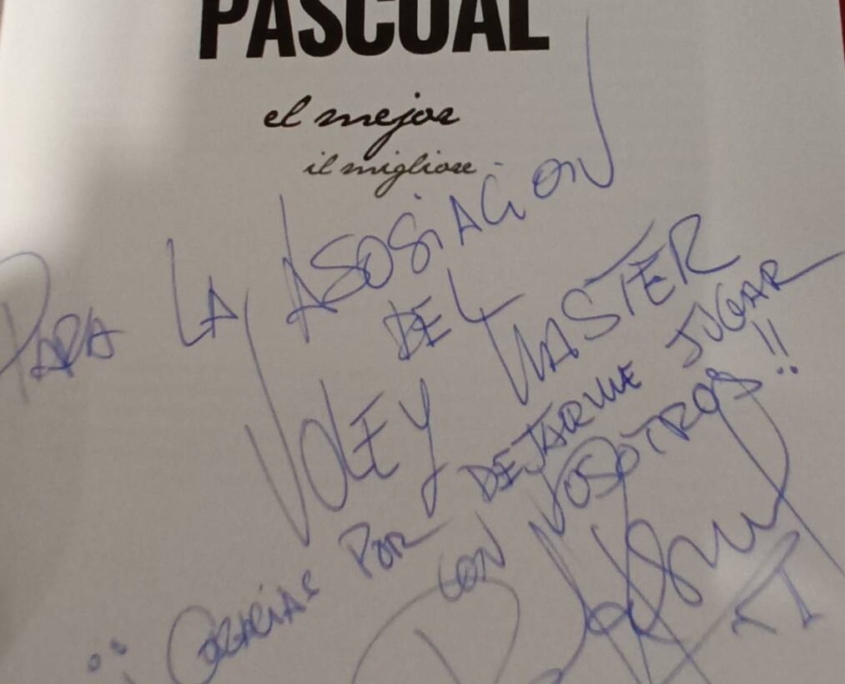 Imagen del libro de rafa Pascual firmado para la asociación Voley master España
