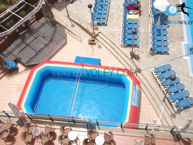 Imagen de una piscina deportiva profesional de watervoley en una zona del hotel gran peñiscola