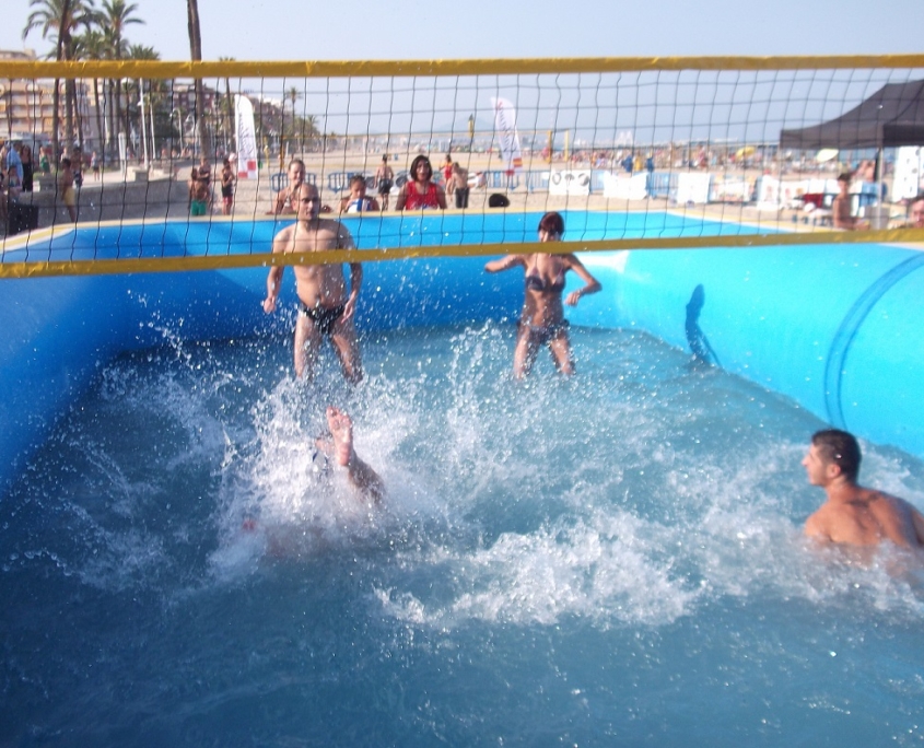 un grupo de jugadores mixto jugando en una piscina deportiva watervoley spain torneo Gabbana