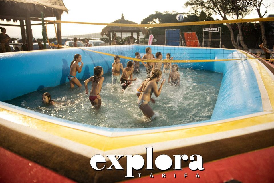 Un grupo de niños disfrutando dentro de una piscina deportiva de watervolley