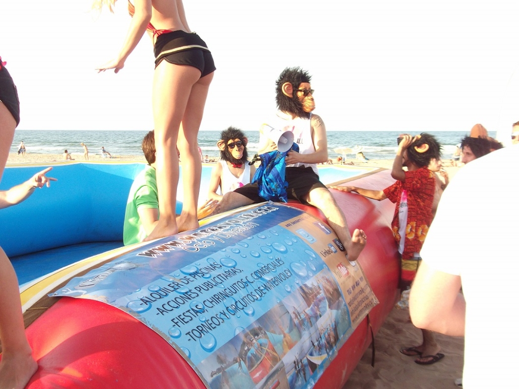 Imagen de chicas y chicos de fiesta con una piscina deportiva watervolley spain