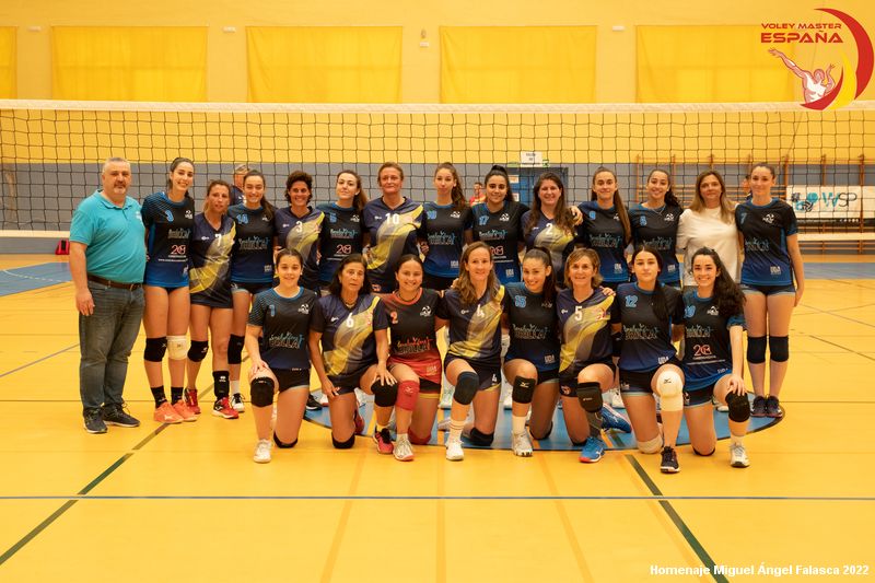 Fotos de los dos equipos femeninos Voley Master España y UDA Benalmádena voleibol