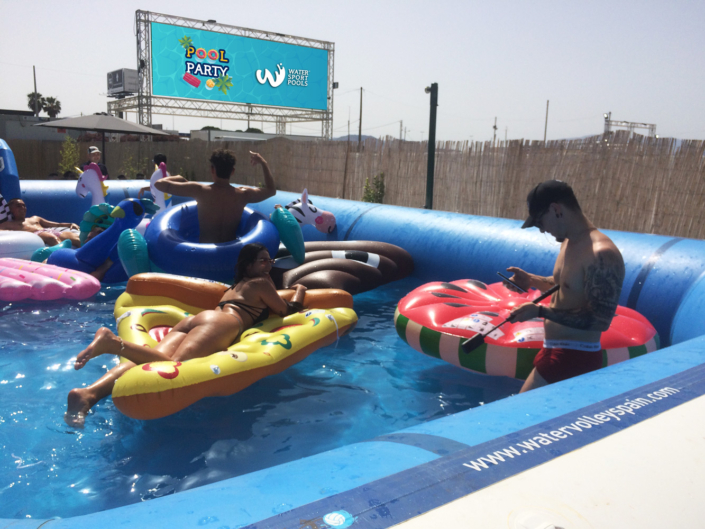 Instagramer disfrutando de piscina Watervolley en Paelllas Be Live Festival