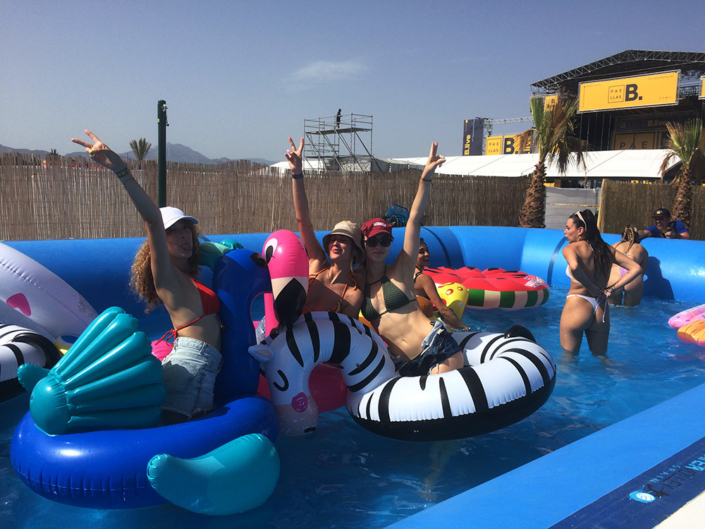 Grupo de jóvenes disfrutando de piscina Watervolley en Paelllas Be Live Festival