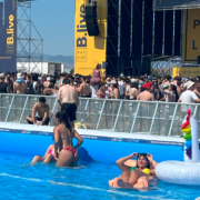 Chicas disfrutando de piscina Gigante en Paellas B. Live Festival